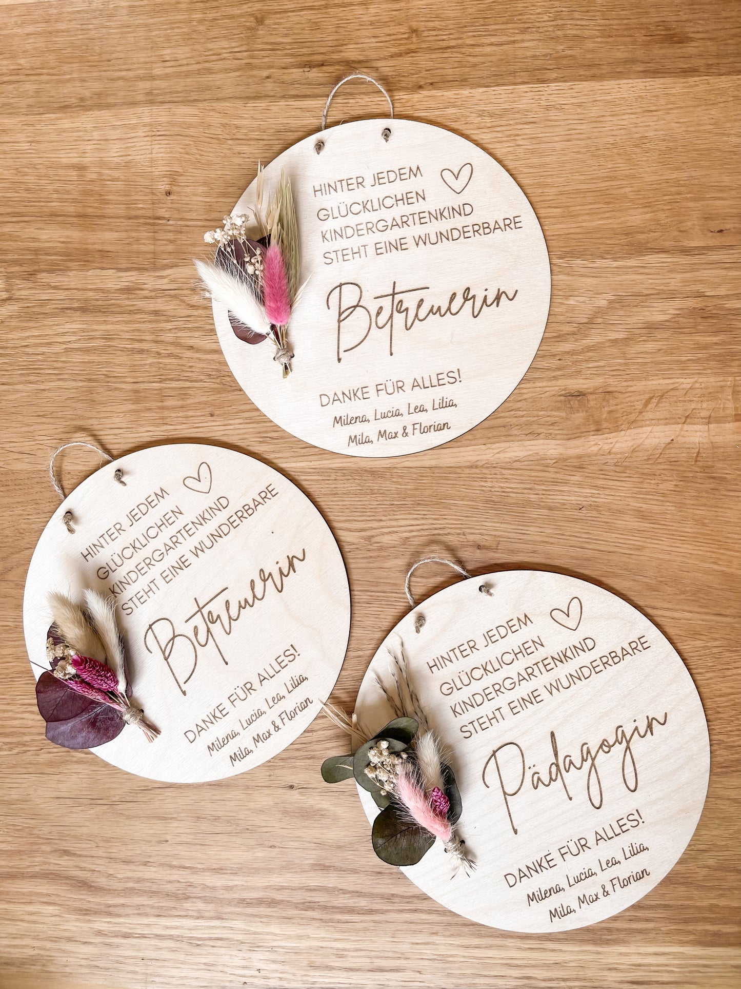 Holzschild •Abschiedsgeschenk Kindergarten• mit Trockenblumensträußchen