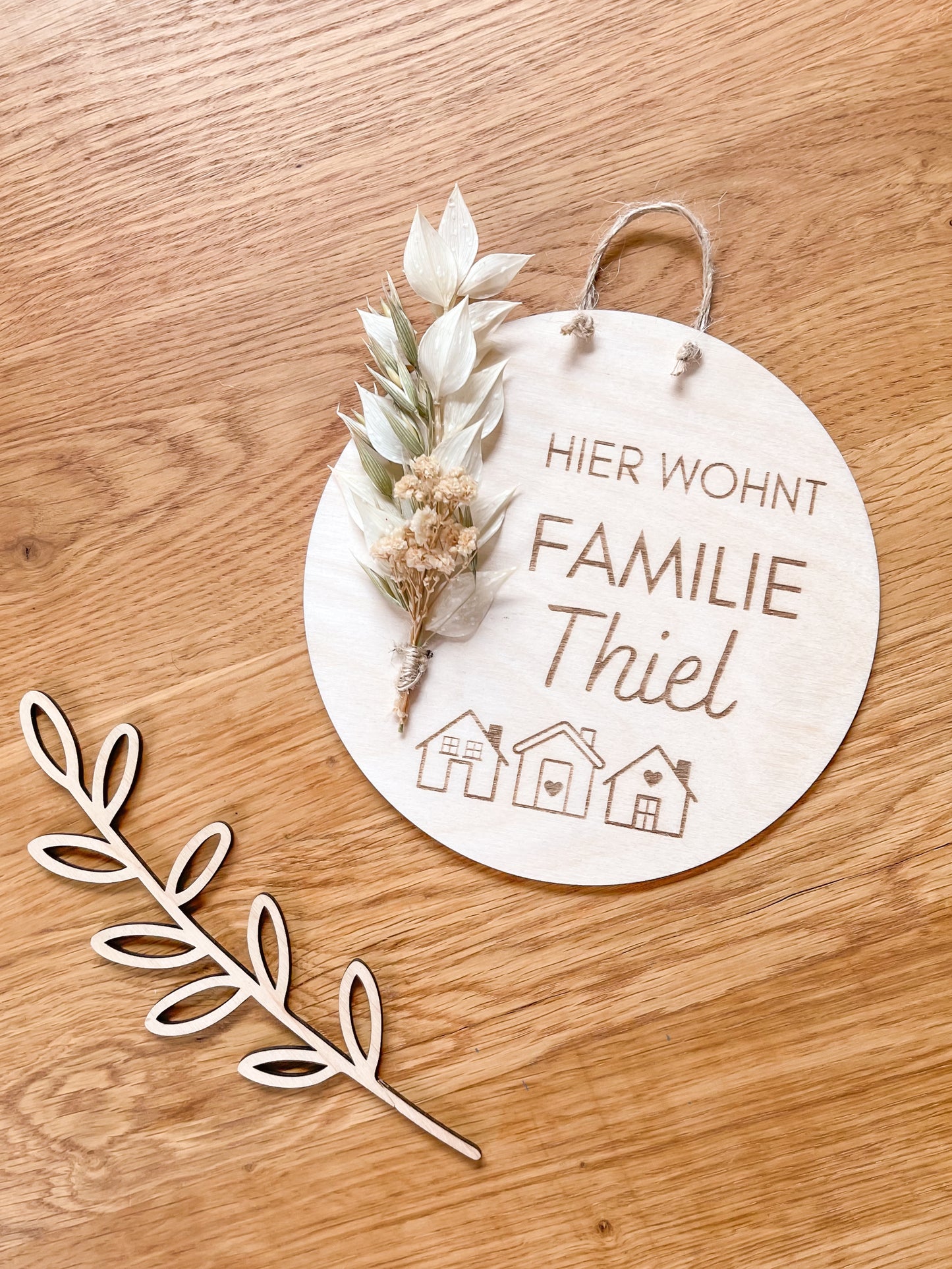 Willkommensschild Häuser mit Trockenblumen