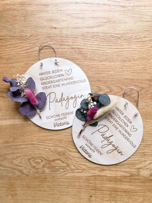 Holzschild •Abschiedsgeschenk Kindergarten• mit Trockenblumensträußchen