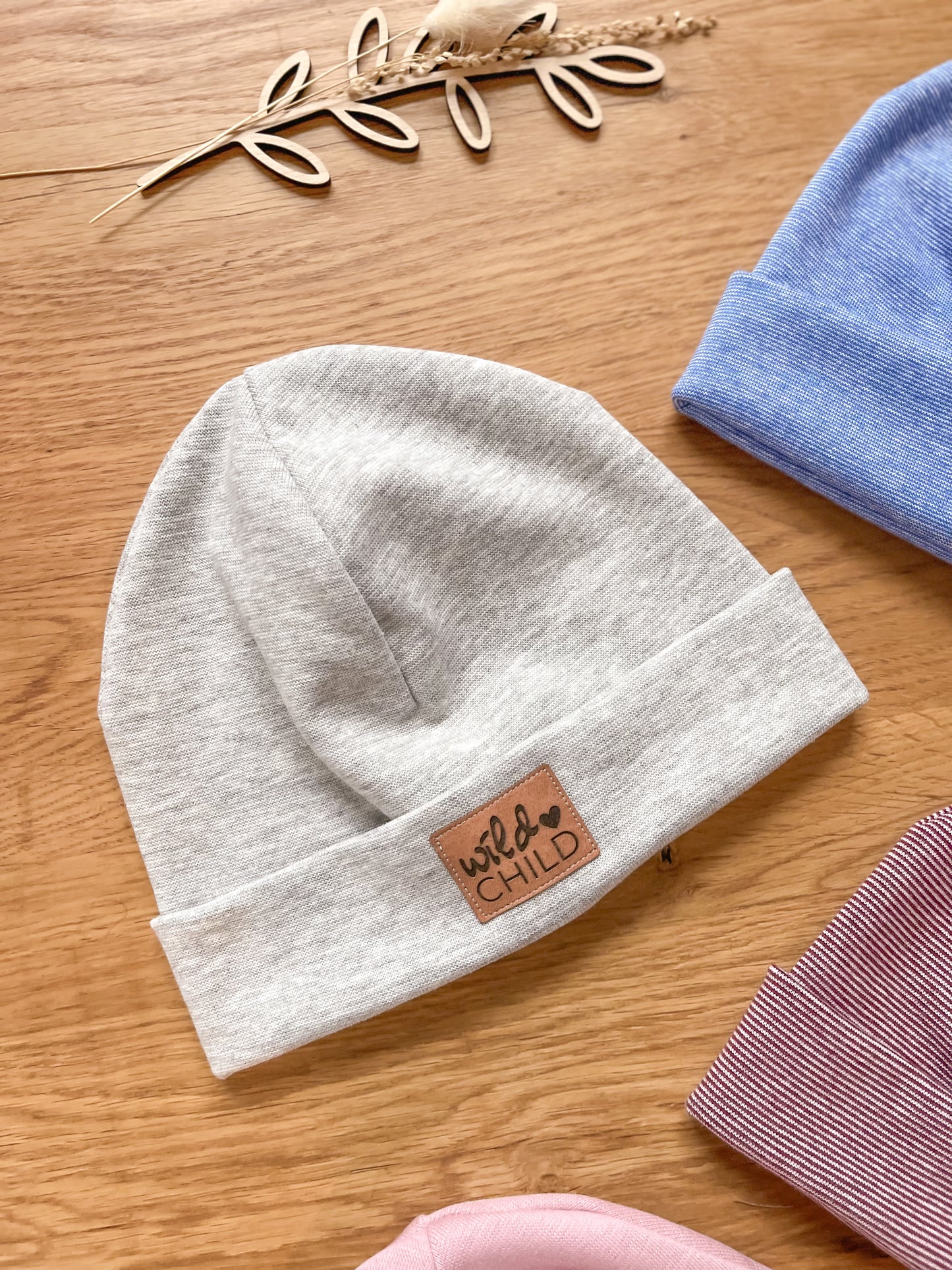 Haube/Beanie mit Kunstlederlabel