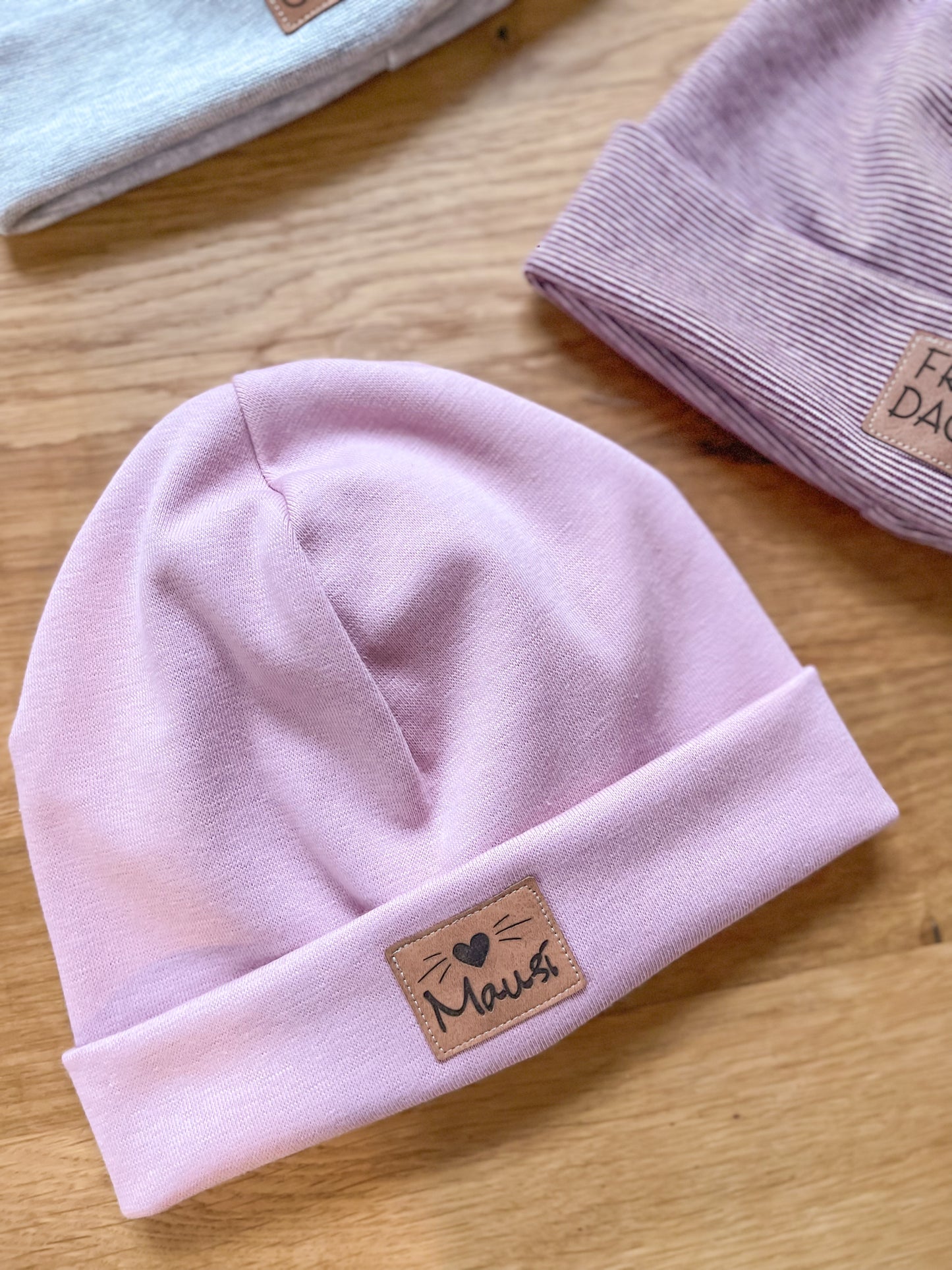 Haube/Beanie mit Kunstlederlabel