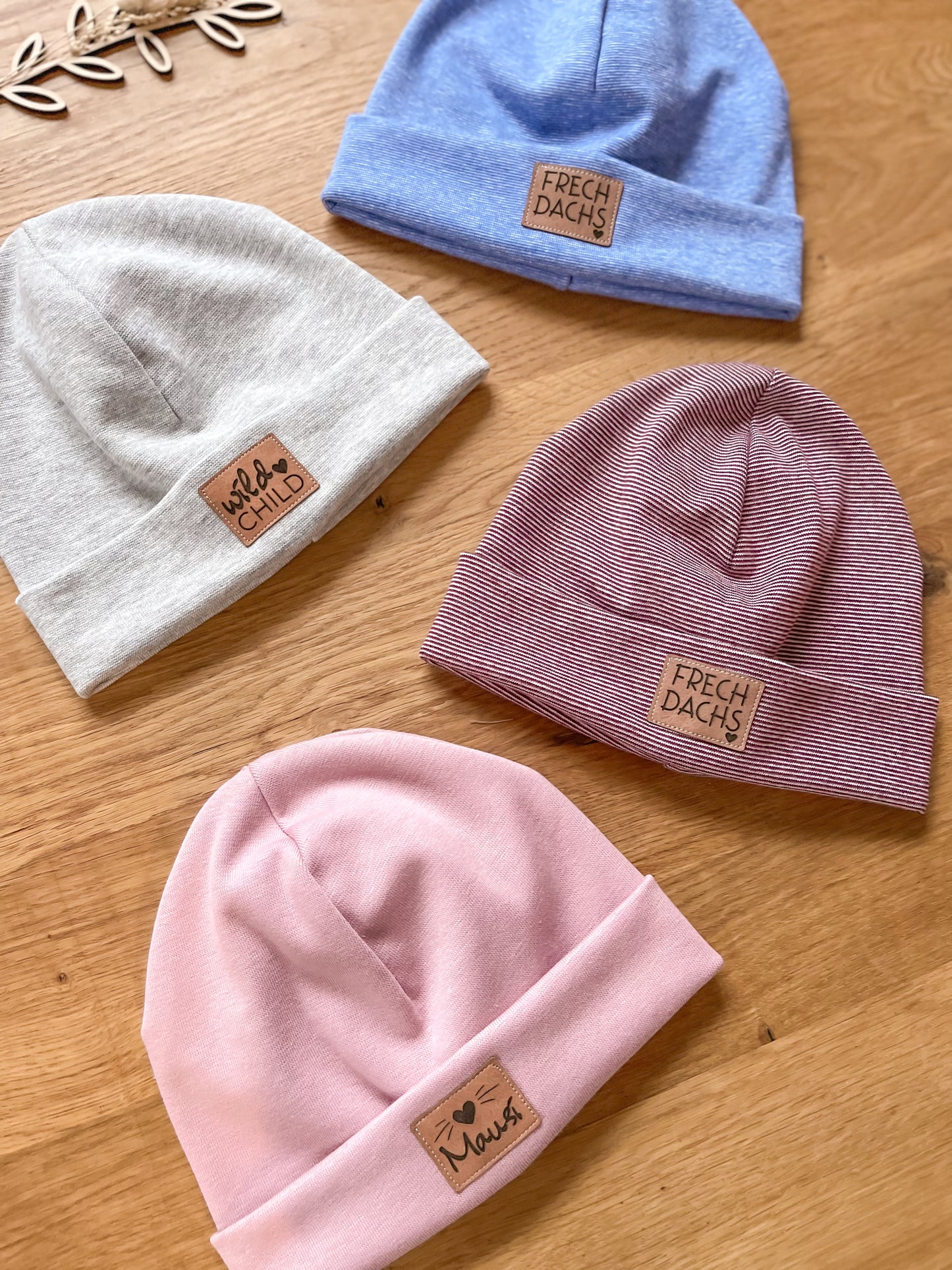 Haube/Beanie mit Kunstlederlabel