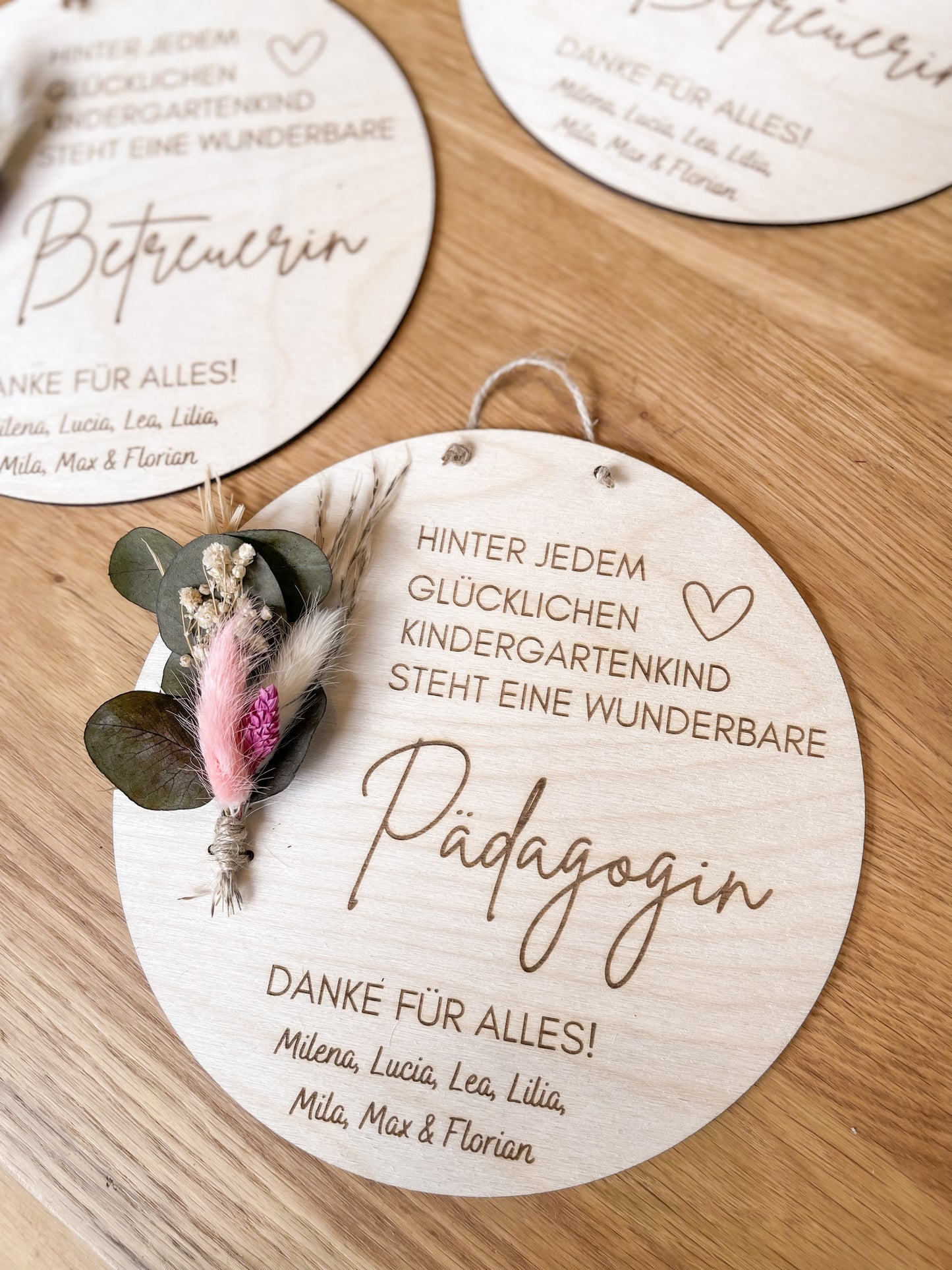 Holzschild •Abschiedsgeschenk Kindergarten• mit Trockenblumensträußchen