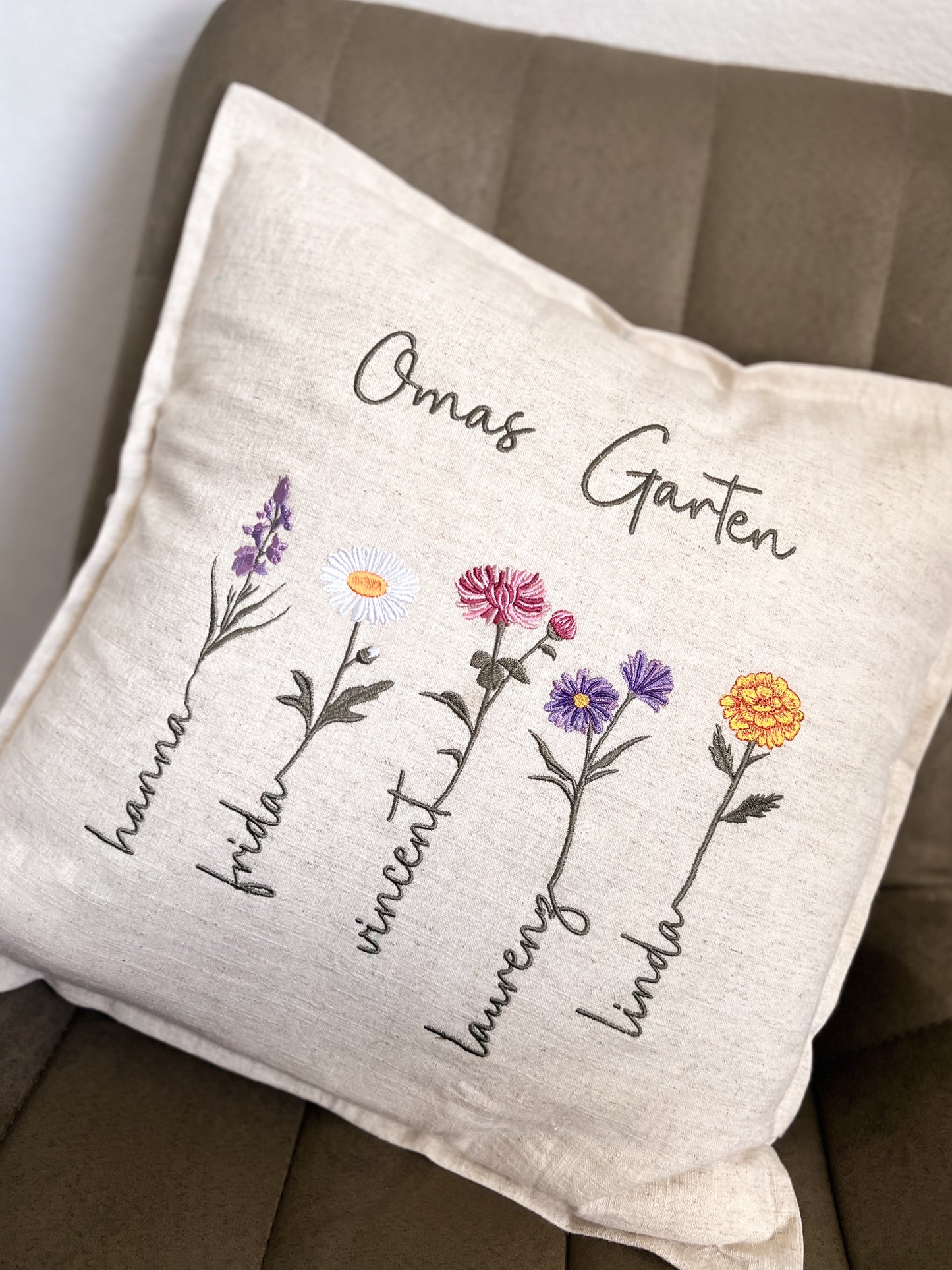 Personalisiertes Kissen – Mamas/Omas Garten – Geburtsblumen mit Namen bestickt
